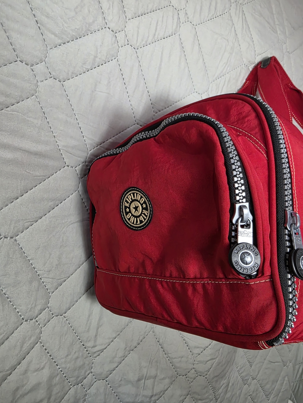 KIPLING VINTAGE LARGE RED CARRY ON DUFFLE & CROSSBODY BAG - Picture 10 of 14